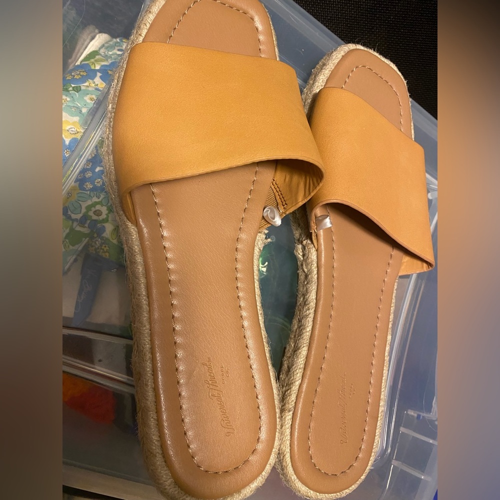 Universal threads -9.5 - tan sandals - NWOTs